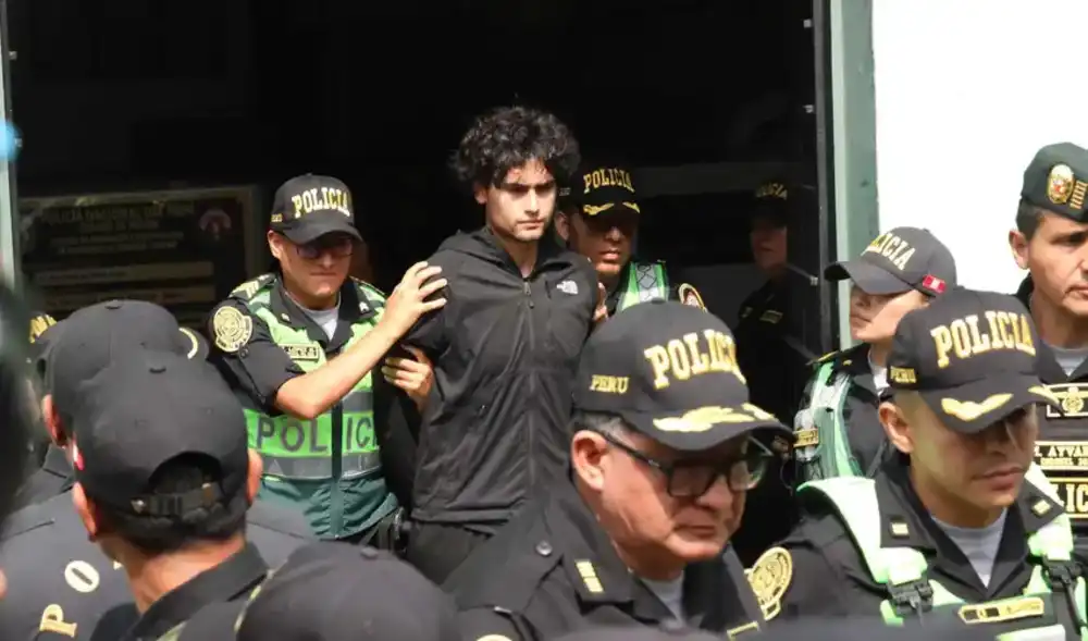 Adrián Villar es trasladado bajo custodia policial tras dictarse 9 meses de prisión preventiva por el caso relacionado con la muerte de la deportista Lizeth Marzano.